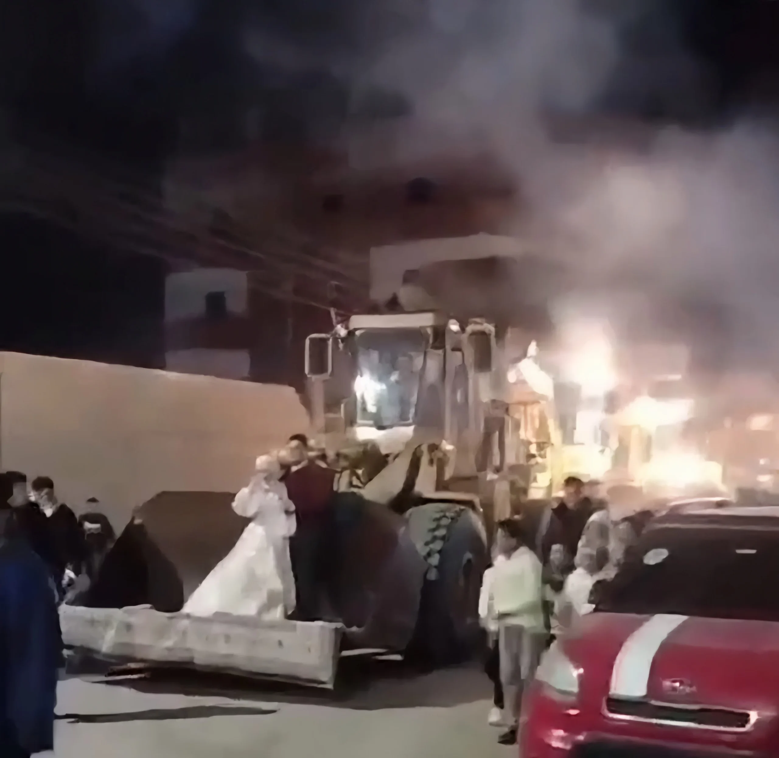 زفة اللودر.. موكب استثنائي يثير الدهشة في قرية قلهانة بالفيوم