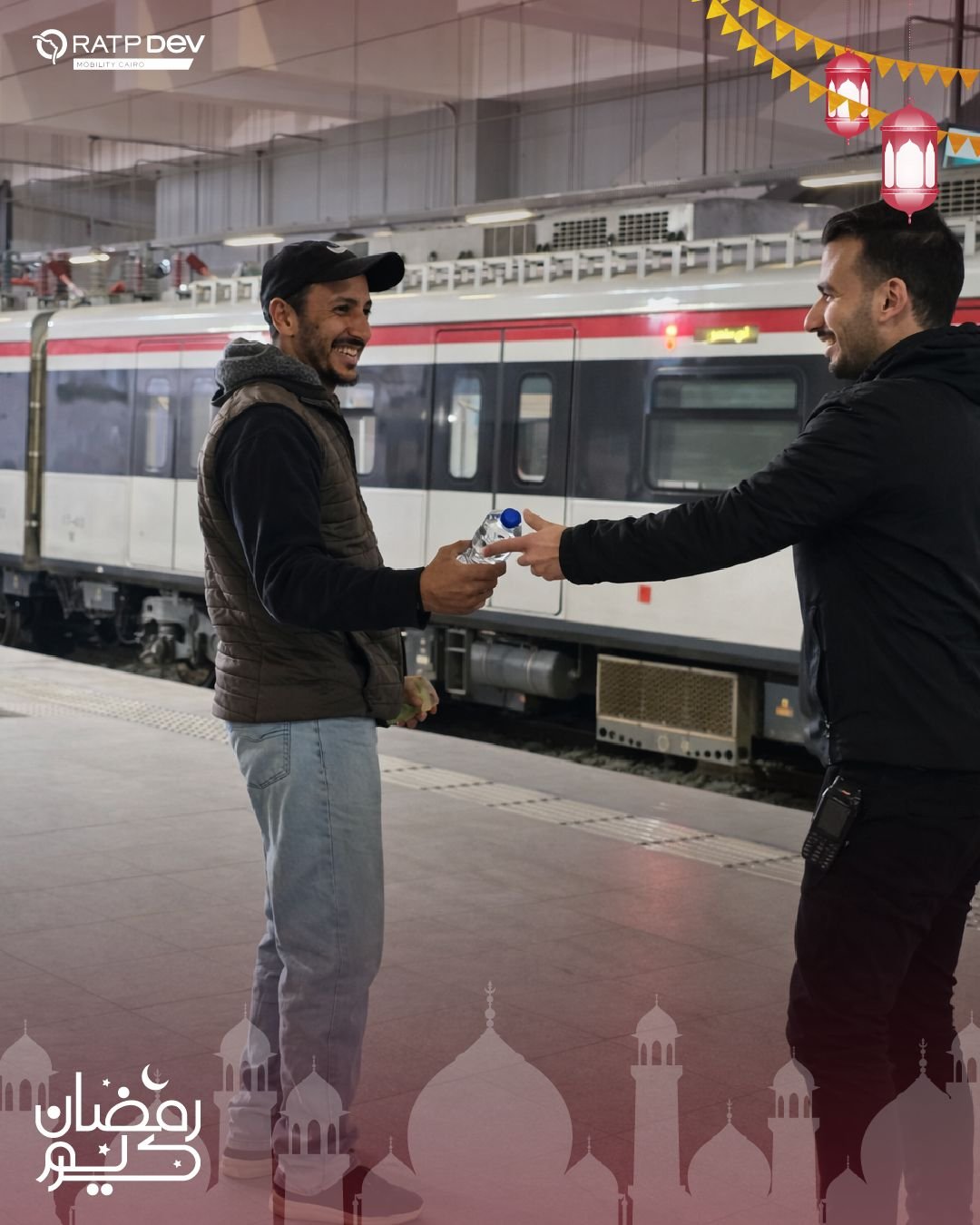 لفتة إنسانية في رمضان.. توزيع التمر والمياه لركاب الخط الأخضر الثالث وقطار العاصمة