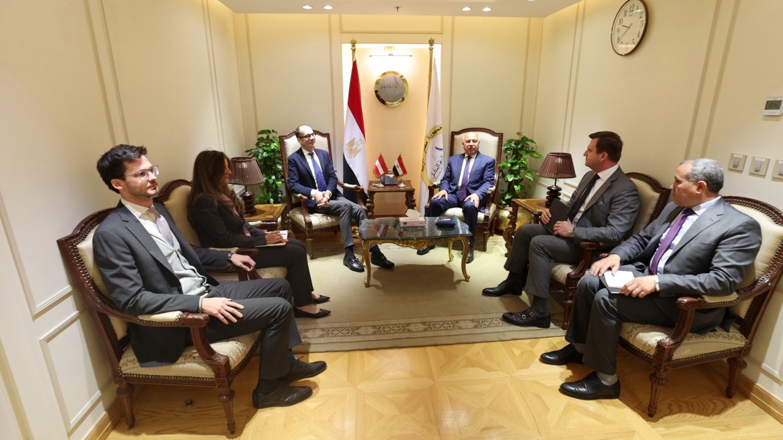 وزير النقل يبحث مع “بلاسر” النمساوية إنشاء مركز  لصيانة ماكينات تجديدات السكة الحديد 