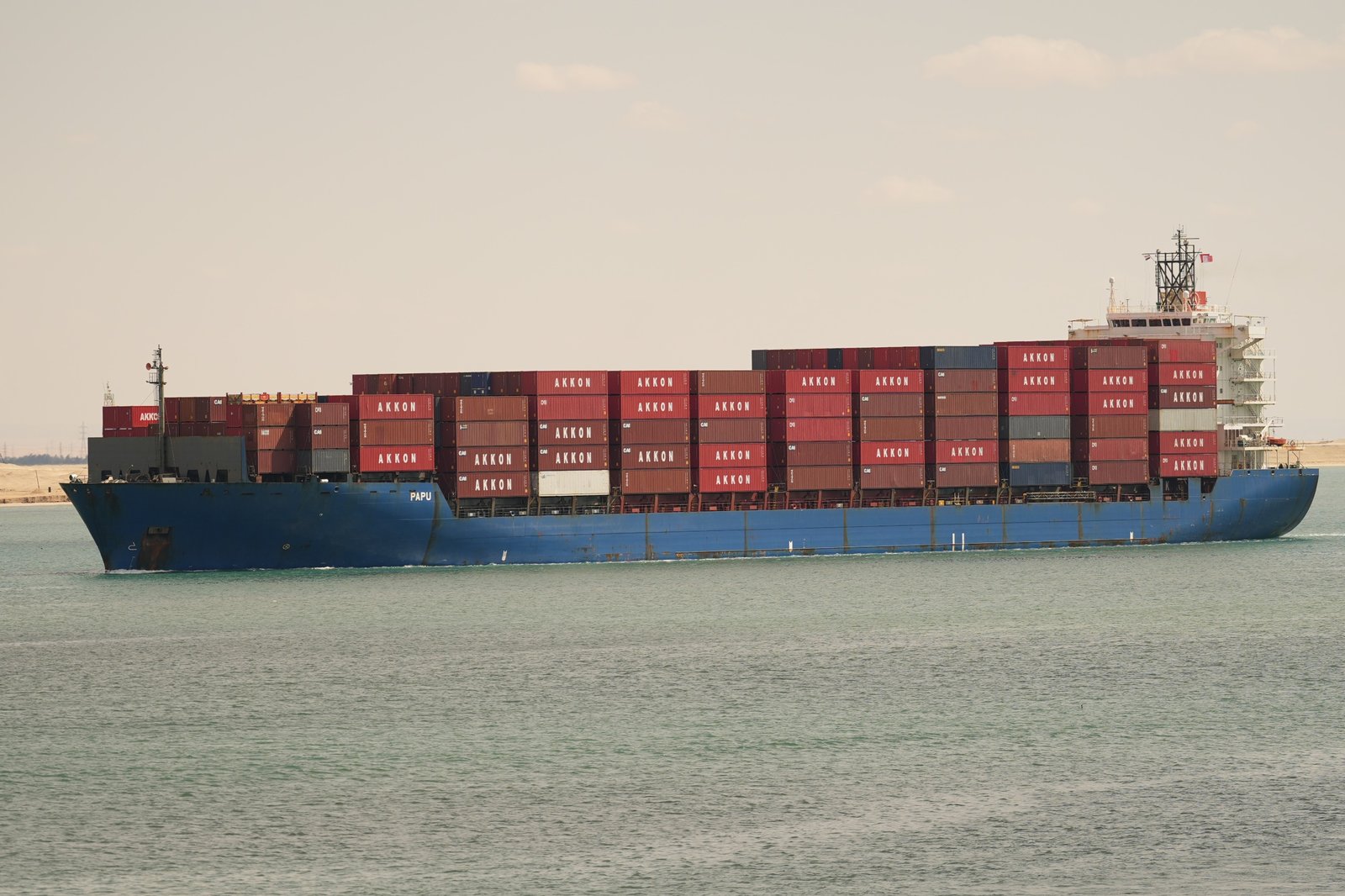 الفريق أسامة ربيع: حركة الملاحة بقناة السويس منتظمة من الاتجاهين