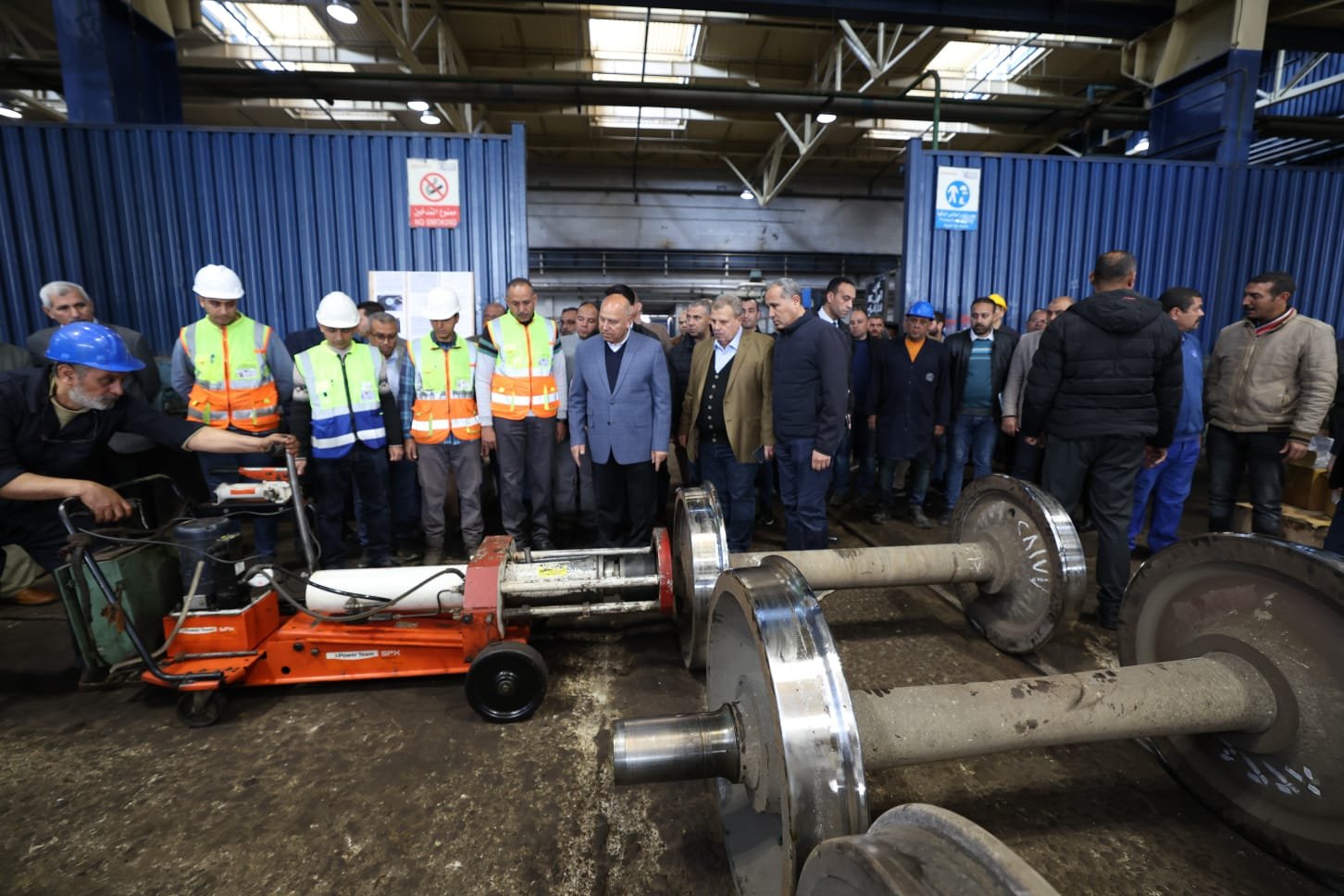 وزير النقل يتفقد ورش جبل الزيتون بالإسكندرية ويعلن خطة الوصول إلى 13 مليون طن بحلول 2030 7 IMG 20260303 WA00271