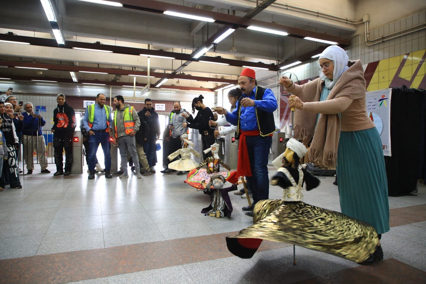 إحتفالية بالعرائس والأراجوز للأطفال داخل محطة مترو جامعة القاهرة 