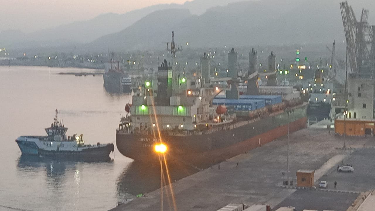 تداول 17 ألف طن و1028 شاحنة بضائع عامة ومتنوعة بموانئ البحر الأحمر