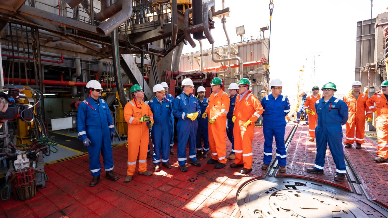 وزير البترول يتفقد سفينة حفر 5 آبار غاز جديدة