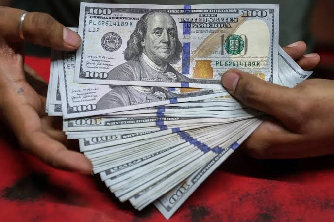 قفزة تاريخية للدولار.. الجنيه تحت الضغط والأخضر يقترب من 55 جنيهًا