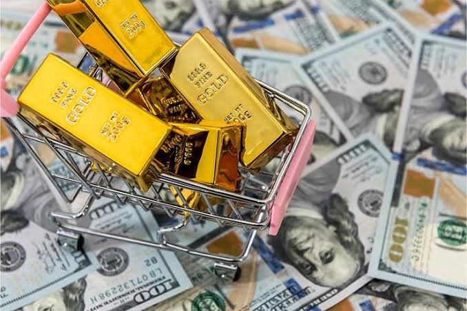 الذهب يترقب الاتجاه.. استقرار نسبي في الأسعار وعيار 21 يسجل 7050 جنيهًا