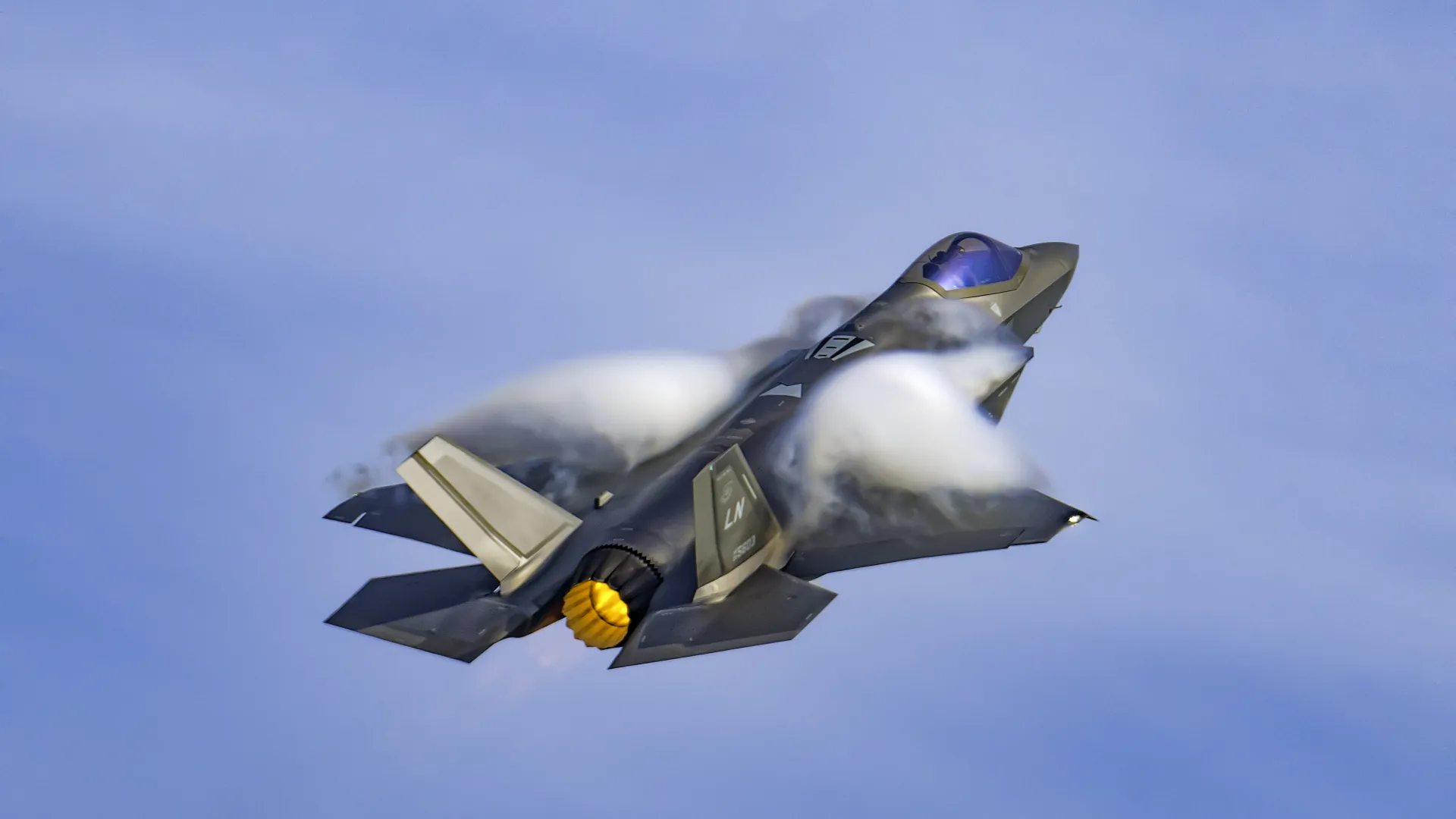 صفقة تاريخية.. السعودية تتسلم مقاتلات “إف-35” الشبحية بموجب اتفاق دفاعي مع ترامب