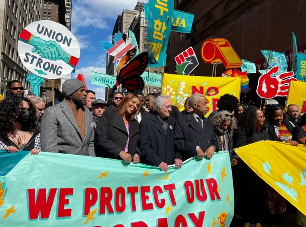 مظاهرات انتفاضة لا للملوك ضد ترامب: ملايين المتظاهرين في أمريكا والعالم ينددون بسياسات إدارة الرئيس الأمريكي