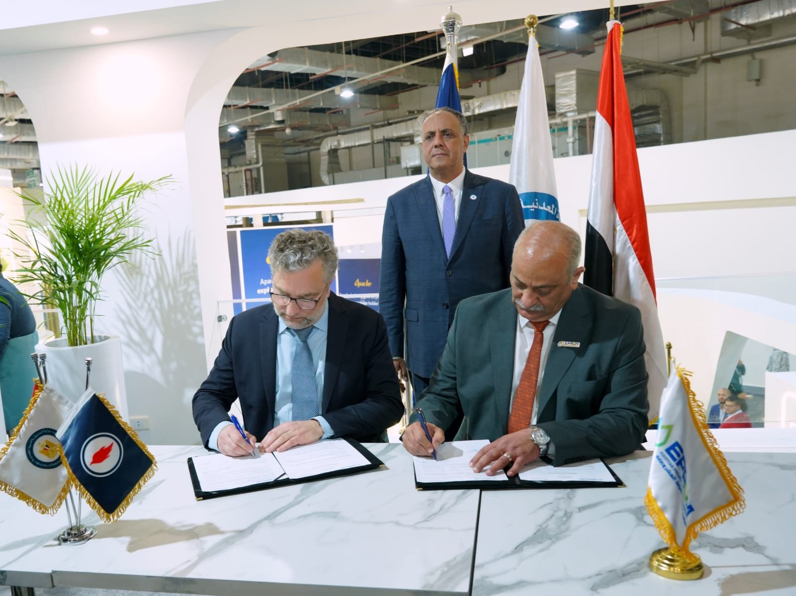 إيبروم توقع وتجدد اتفاقيات التشغيل والصيانة مع عجيبة وتكنيب انرجى وميدور و Cenosco وWeatherford وDiverse Supplies