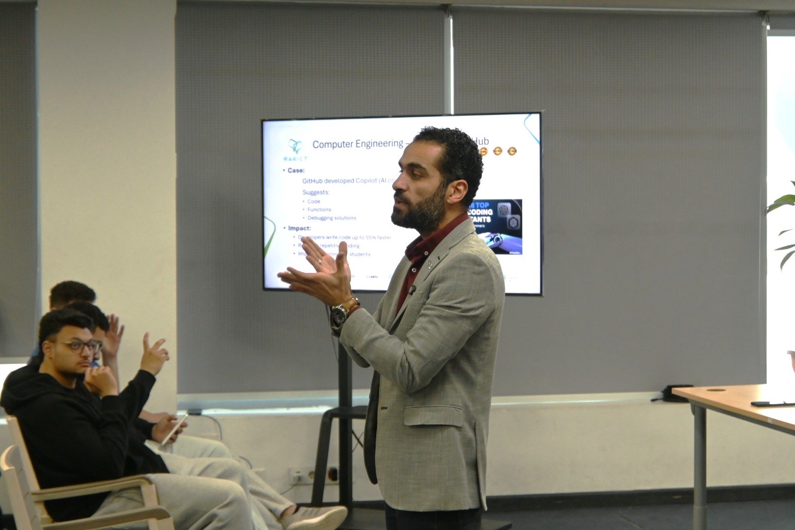 شركة RAKICT تستعرض مستقبل التدريب في الذكاء الاصطناعي لطلبة الهندسة من داخل الأكاديمية العربية بالقرية الذكية