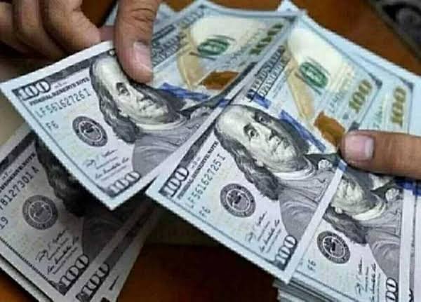 هدوء قبل انطلاق التداول.. الدولار يستقر قرب 54.7 جنيه في البنوك المصرية