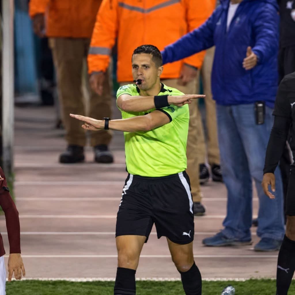 بسبب حكم مباراة الاهلي وسيراميكا الاهلي يطلب تفريغ الحوار بين حكم الساحة وحكم الفار