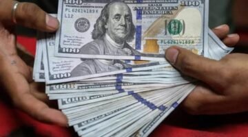 الدولار يلتقط أنفاسه أمام الجنيه.. استقرار حذر في تعاملات اليوم