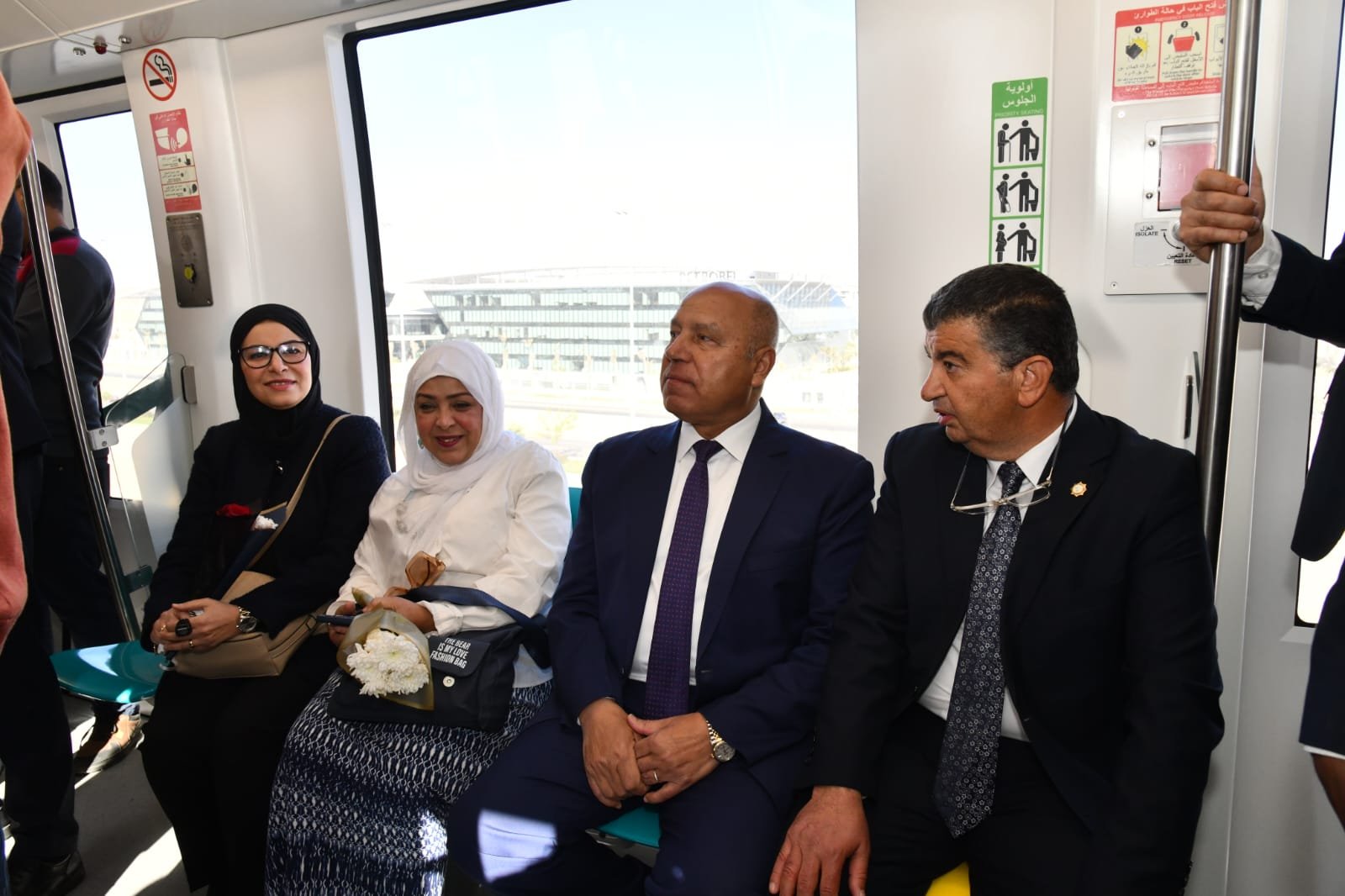 وزير النقل يستقل قطار المونوريل من محطة المستثمرين بالقاهرة الجديدة حتى محطة الي الحي الحكومي بالعاصمة الجديدة