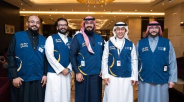 "الراجحي" تستقبل أولى رحلات الحج السياحى البرى في مكة بالورود والهدايا ومياه زمزم