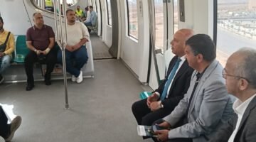 الوزير يستقل المونوريل من محطة المستثمرين بالقاهرة الجديدة متوجها الى مقر عمله بوزارة النقل