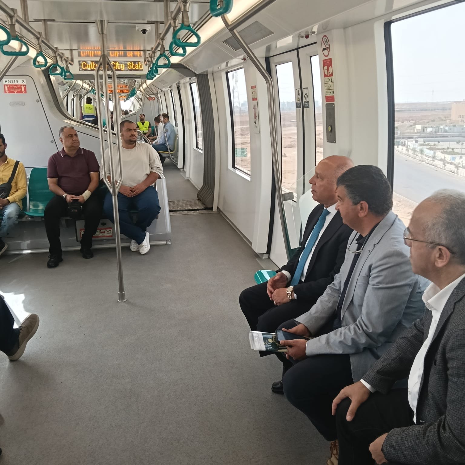 الوزير يستقل المونوريل من محطة المستثمرين بالقاهرة الجديدة متوجها الى مقر عمله بوزارة النقل
