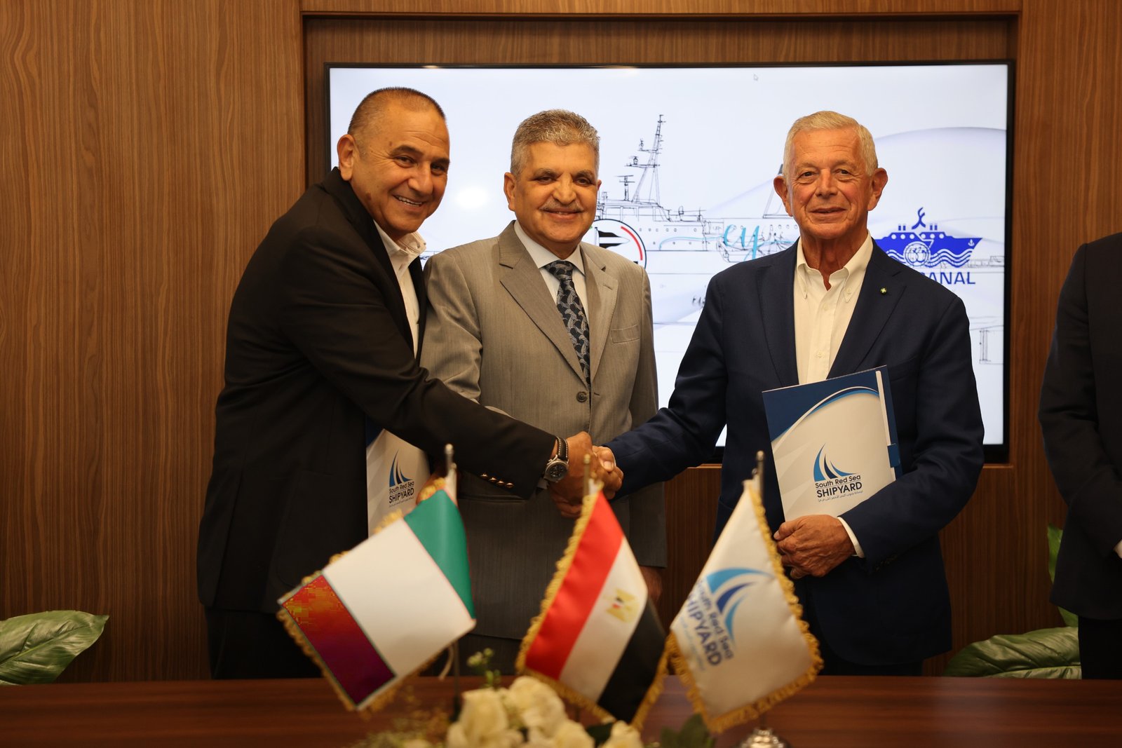 الفريق أسامة ربيع يشهد توقيع عقد بين شركة قناة السويس ومجموعة NERI الإيطالية لتصدير قاطرتين جديدتين