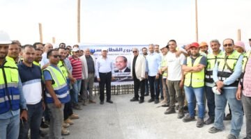 وزير النقل يتفقد مواقع العمل مشروع الخط الأول من شبكة القطا السريع (السخنة /العلمين/مطروح)  71