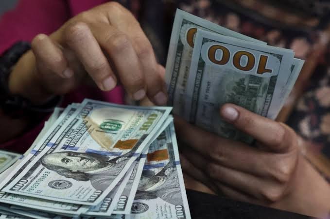 هدوء مفاجئ في البنوك.. استقرار سعر الدولار أمام الجنيه اليوم الاثنين