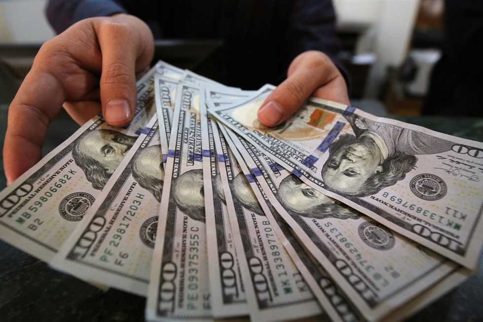 الدولار يتراجع عالميًا مع ترقب الاتفاق الأمريكي الإيراني