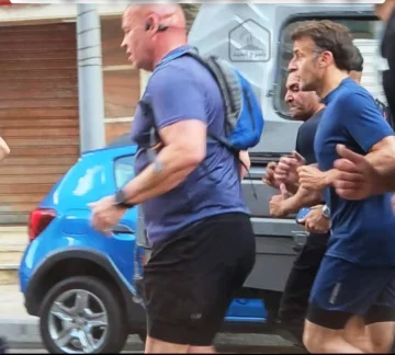 الرئيس الفرنسي إيمانويل ماكرون يمارس طقسه اليومي برياضة الجري في شوارع الإٍسكندرية