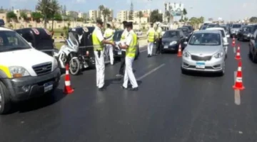 ماشي بالعكس ووقع في قبضة الأمن.. ضبط قائد سيارة للسير عكس الإتجاه أعلى كوبري الأزهر