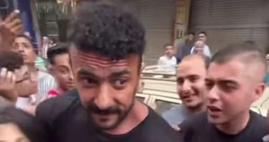 شهدت منطقة عين شمس أجواءً احتفالية استثنائية خلال عيد الأضحى المبارك، حيث حرص النجم أحمد العوضي على قضاء العيد وسط أهله وأصدقائه في المنطقة. وقام العوضي بذبح الأضحية وسط تجمع شعبي كبير لافت للأنظار، وحرص الحاضرون وأبناء الحي على توثيق هذه اللحظات بالتقاط الصور التذكارية معه.