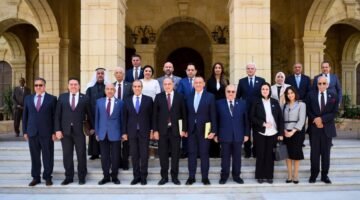وزير الخارجية مع أعضاء اللجنة