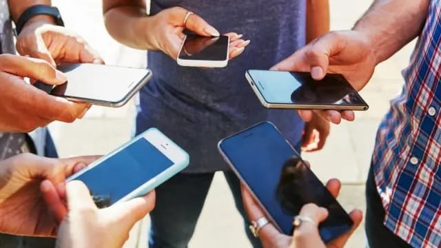 تأثير الهواتف الذكية على العلاقات الاجتماعية بين الناس اليوم