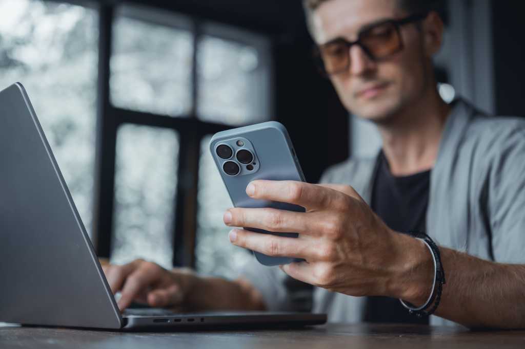 لماذا أصبح الآيفون هوسًا لدى الشباب؟ سر المنافسة على امتلاك الهاتف الأشهر