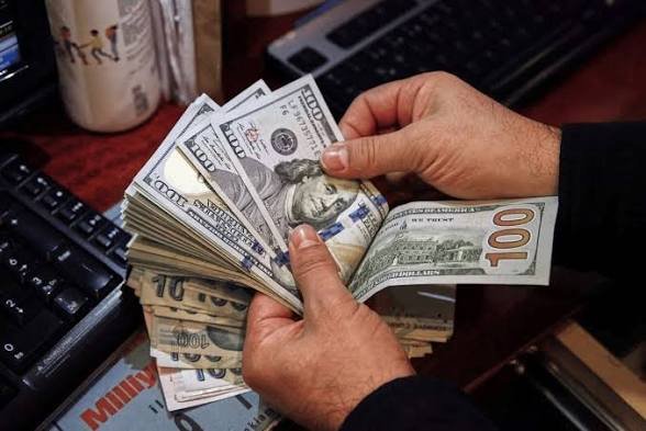 الدولار يتراجع مجددًا أمام الجنيه.. خسائر جديدة للعملة الأمريكية بالبنوك