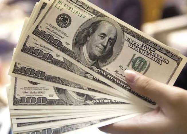 تراجع الدولار في البنوك المصرية.. يهبط إلى 49.77 جنيه