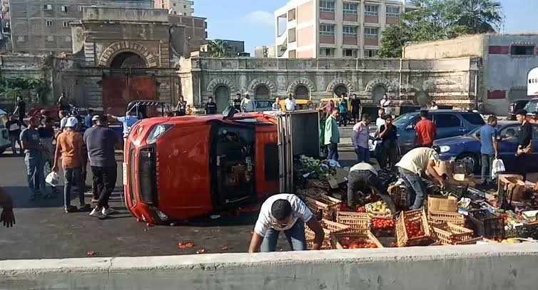 اقتحام عربة ربع نقل مزلقان ميت حلفا وهو مغلق واصطدامها بقطار 
