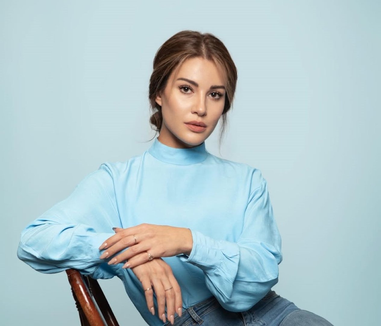 الممثلة التركية إيجي أرتيم ايجي ارتام بطلة مسلسل شراب التوت البري