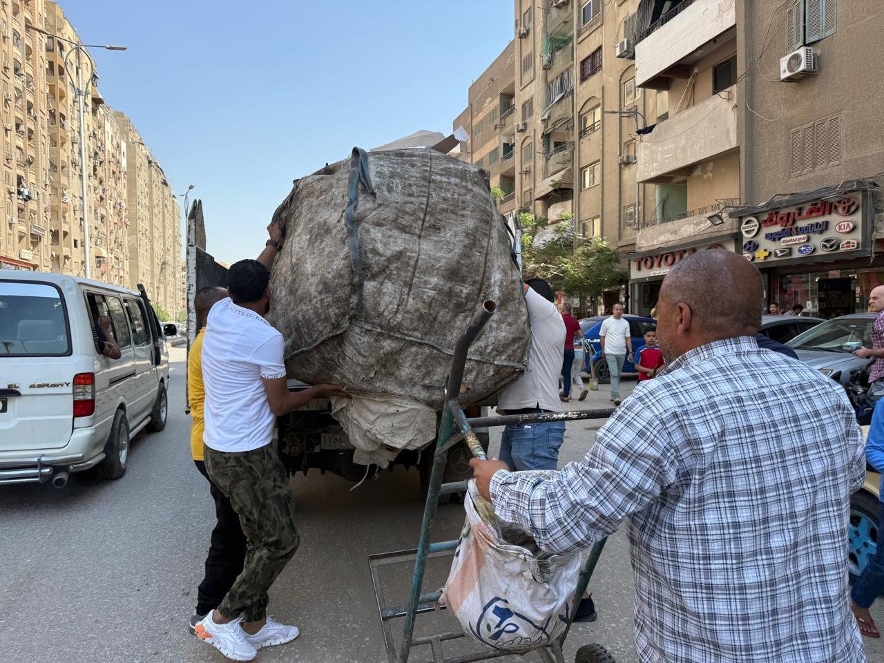 محافظة الجيزة يتدخل لحل مشكلة القمامة