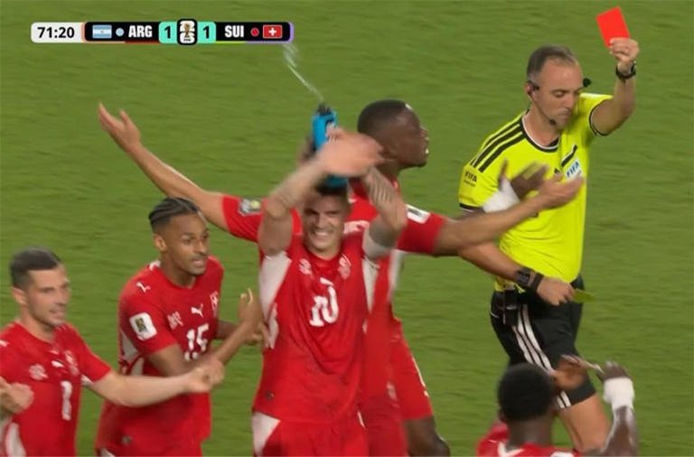 طرد لاعب سويسرا امام الارجنتين