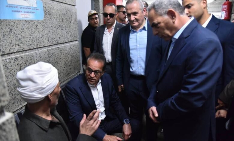 مشيدًا بجودة الحصول على الخدمات الطبية.. وزير الصحة يتفقد مشروع تطوير مستشفى أورام الإسماعيلية 48 وزير الصحة في مستشفى أورام الإسماعيلية