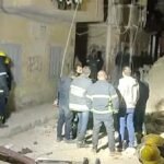 عقار روض الفرج المنهار.. الجهات المعنية تفحص السقوط الجزئي للمبنى ولا خسائر بالأرواح