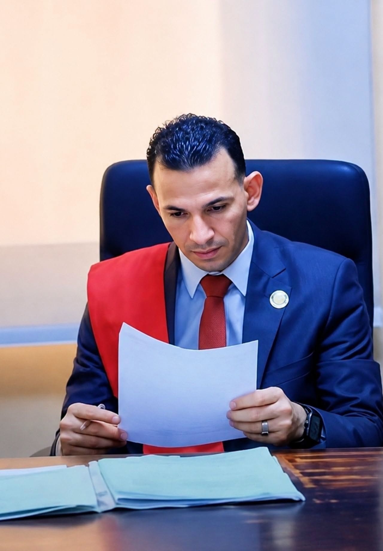 انتحل صفة قاضي.. القبض على عاطل استأجر قاعة محكمة للنصب على المواطنين 1 انتحل صفة قاضي.. القبض على عاطل استأجر قاعة محكمة للنصب على المواطنين