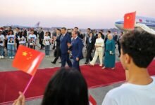 موقع رئاسة الجمهورية ينشر فيديو استقبال الرئيس السيسي وقرينته نظيره الصيني وحرمه بمطار القاهرة الرئيس السيسي وقرينته في استقبال رئيس الصين